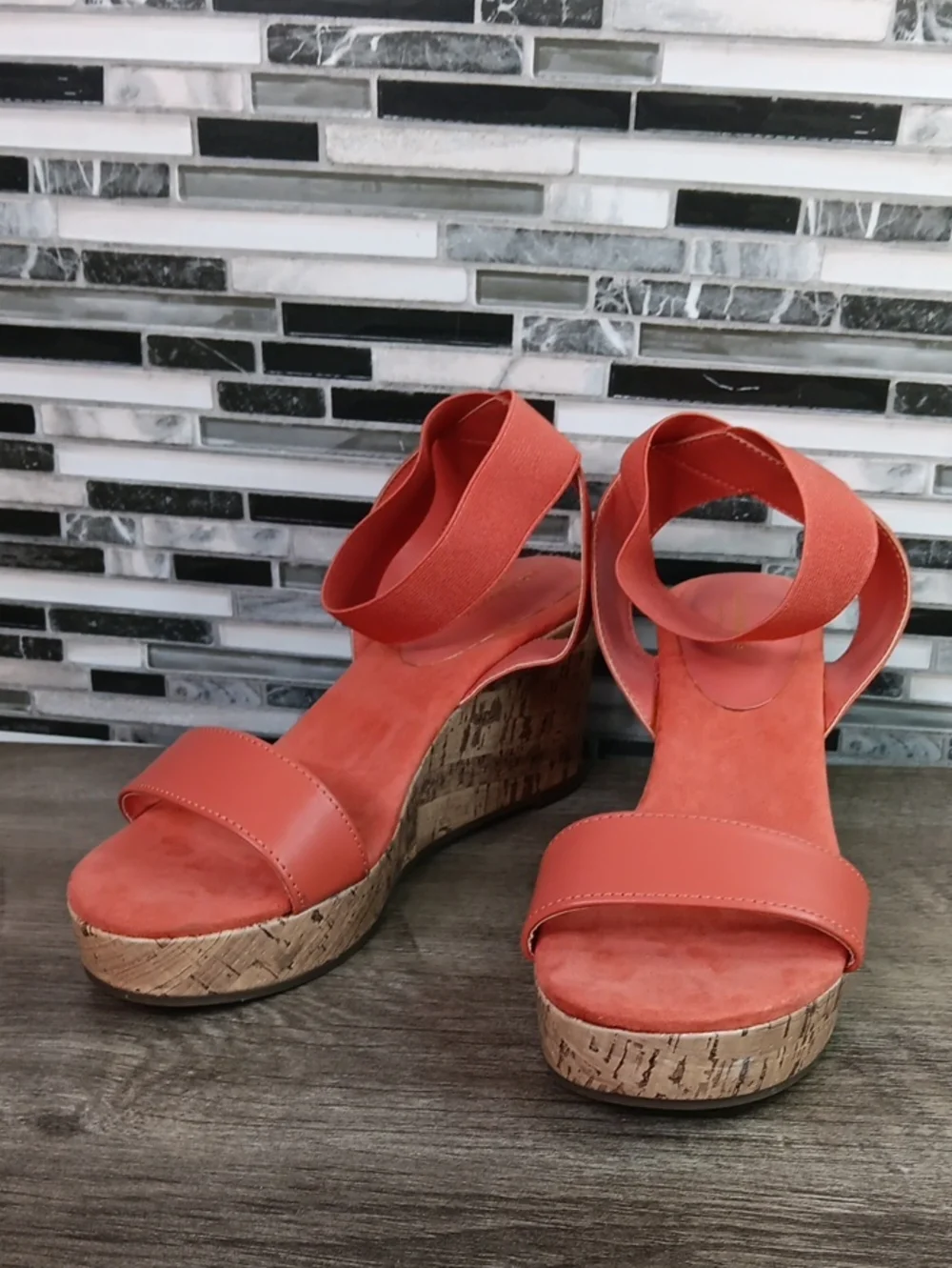 Liz Claiborne Refined Comfort 8.5M Peach Leather Wedges Summer Vibes Wedding